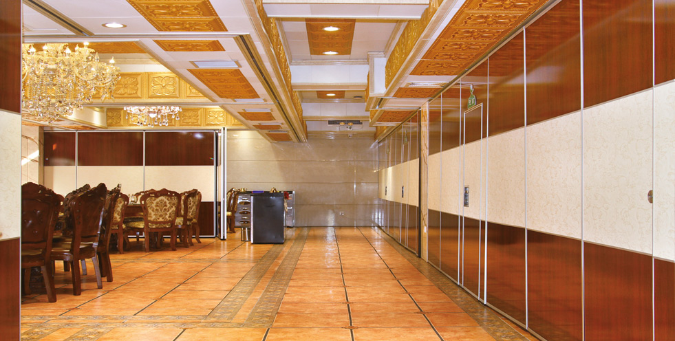 寧夏同心縣豪伊德清真美食餐廳活動屏風安裝項目